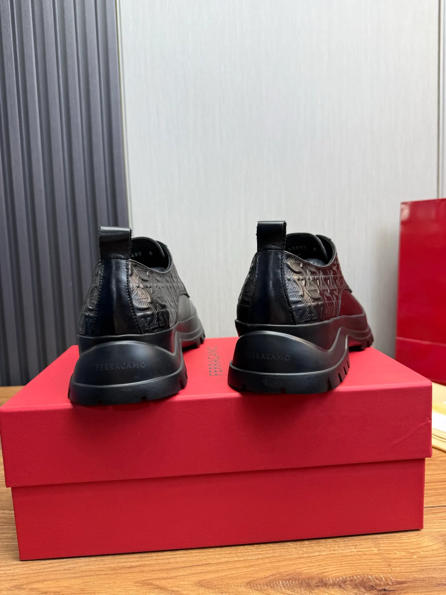 Men's shoes 💰880💰 Ferragamo. [Ferragamo] Men's Loaf leather shoes, the latest hot style, 1:1 original purchase quality, top quality, imported open-edge beaded cowhide leather on the upper, hand-made three-dimensional stitching highlights the round toe design, the inner feet are made of imported cowhide, with original wear-resistant rubber outsole, matching code 39-44, (38, 45 custom-made, non-refundable)